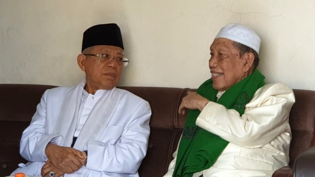 Ma'ruf Amin (kiri) bersilaturahmi ke Ketua MUI Cianjur KH R. Abdul Halim (kanan) di Cianjur, Jawa Barat, Kamis (14/2). Foto: Rafyq Panjaitan/kumparan