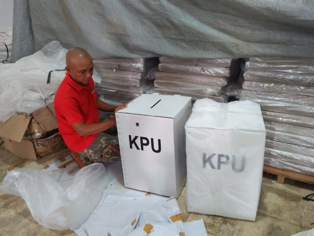 Petugas KPU memeriksa logistik termasuk surat suara. Foto : Rosy
