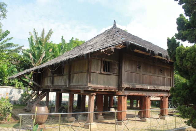 Lebih Dekat dengan Lamban Pesagi, Rumah Tahan Gempa Asli Lampung (12157)