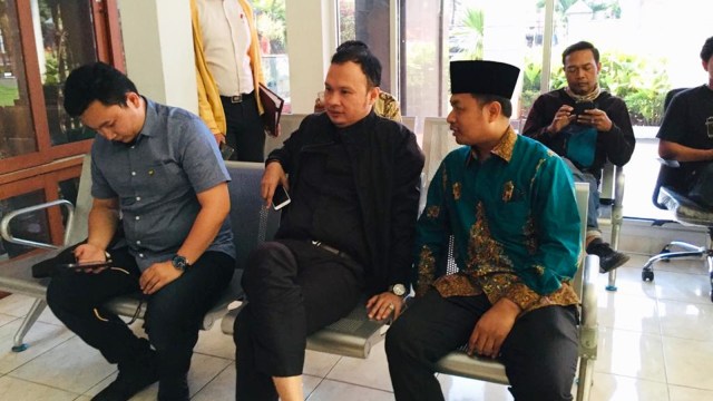 Penasihat Hukum Ahmad Dhani, Hendarsam Marantoko (tengah), di Pengadilan Tinggi DKI Jakarta, Kamis (14/2). Foto: Muhammad Darisman/kumparan