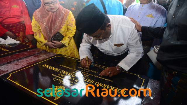 GUBERNUR Riau, Wan Thamrin Hasyim, membubuhkan tanda tangannya di atas prasasti penanda peresmian Jembatan Siak IV diberi nama Jembatan Sultan Abdul Jalil Alamuddin Syah, Kamis, 14 Februari 2019. 