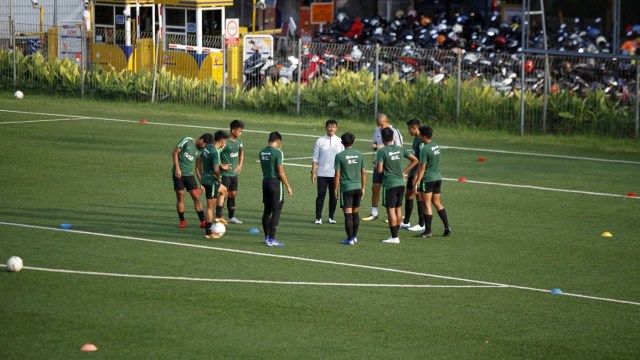 Timnas U-22 Indonesia bersama Pelatih Timnas U-22, Indra Sjafri, menggelar sesi latihan terakhir di Lapangan C SUGBK sebelum bertolak ke Piala AFF U-22, Kamis (14/2/2019). Foto: Alan Kusuma/kumparan