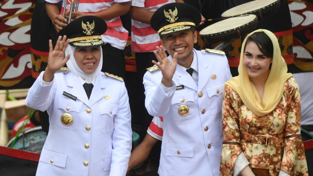 Gubernur Jawa Timur Khofifah Indar Parawansa (kiri) bersama Wakil Gubernur Jawa Timur Emil Elestianto Dardak. Foto: Antara/Zabur Karuru