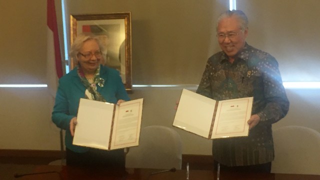 Menteri Perdagangan, Enggartiasto Lukita (kanan) menandatangani kerja sama dagang Indonesia dengan Eurasia, Kamis (14/2). Foto: Nurul Nur Azizah/kumparan