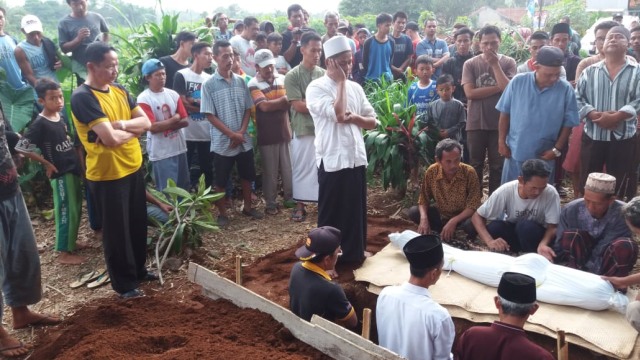 Korban anak kecil yang tewas akibat dari ledakan granat di Kecamatan Cibungbulang, Kabupaten Bogor, dimakamkan. Foto: Dok. Polres Bogor