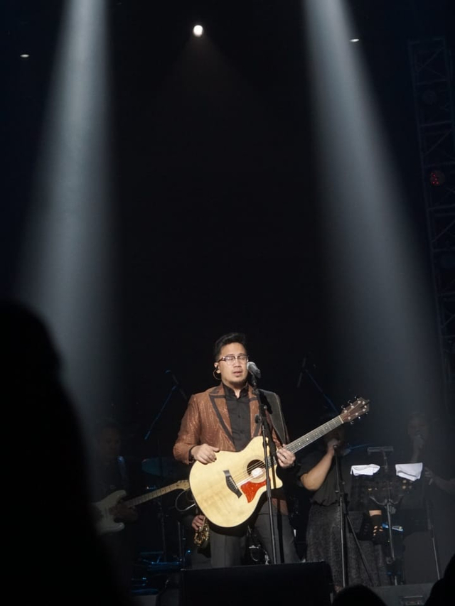 Penampilan Adera pada konser Harmonia Titik Balik di Balai Sarbini, Jakarta, Kamis (14/2). Foto: Jamal Ramadhan/kumparan