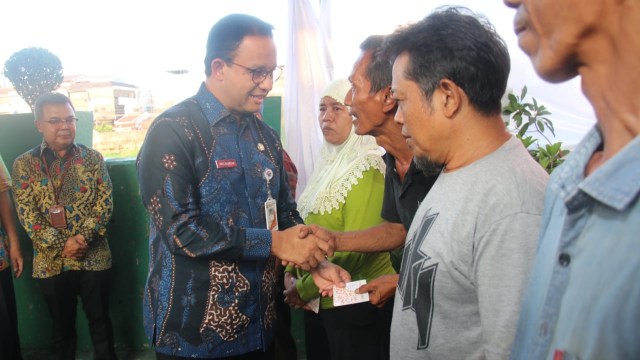 Gubernur DKI Jakarta Anies Baswedan menyerahkan bantuan uang dan 1.000 sak semen untuk korban kebakaran di Rawa Kepa 1, Tomang. Foto: Dok. PPID