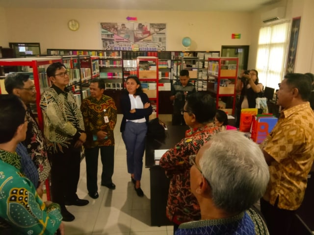 Wakil Ketua Komisi X DPR RI, Abdul Fikri Faqih bersama sejumlah Anggota Komisi melakukan kunjungan kerja di Perpustakaan Kota Ambon, Kamis (14/2). (Foto: ambonnesia.com)
