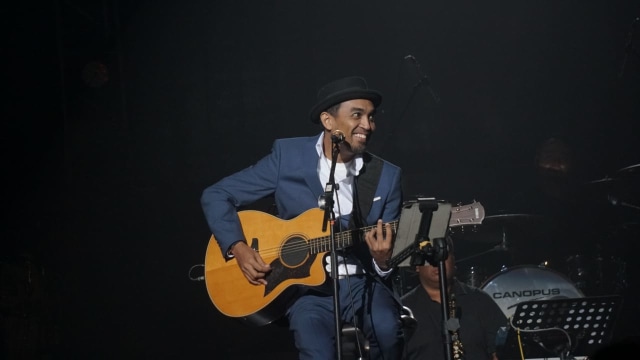 Penampilan Glenn Fredly pada konser Harmonia Titik Balik di Balai Sarbini, Jakarta