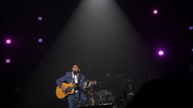 Penampilan Glenn Fredly pada konser Harmonia Titik Balik di Balai Sarbini, Jakarta
