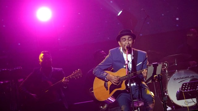 Penampilan Glenn Fredly pada konser Harmonia Titik Balik di Balai Sarbini, Jakarta