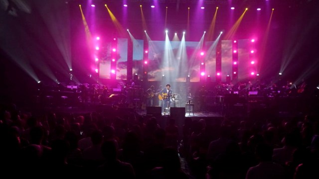 Penampilan Glenn Fredly pada konser Harmonia Titik Balik di Balai Sarbini, Jakarta