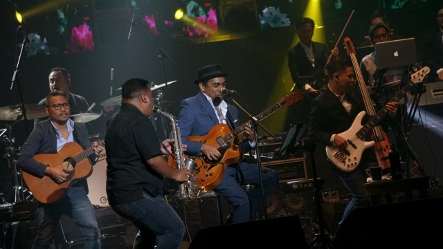 Penampilan Glenn Fredly pada konser Harmonia Titik Balik di Balai Sarbini, Jakarta