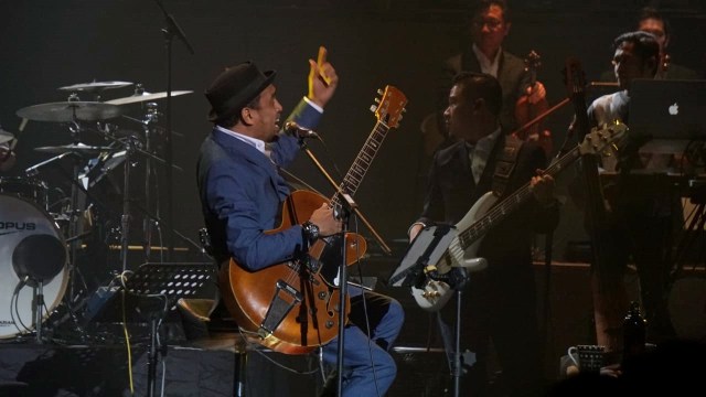 Penampilan Glenn Fredly pada konser Harmonia Titik Balik di Balai Sarbini, Jakarta