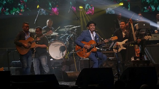 Penampilan Glenn Fredly pada konser Harmonia Titik Balik di Balai Sarbini, Jakarta