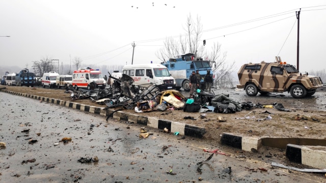 Tentara India memeriksa puing di lokasi ledakan di Lethpora di distrik Pulwama, Kashmir selatan, India