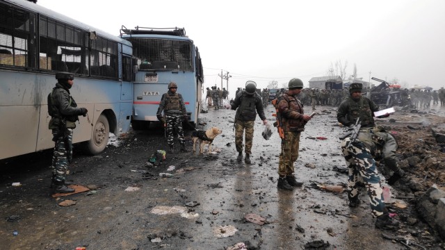 Tentara India memeriksa puing di lokasi ledakan di Lethpora di distrik Pulwama, Kashmir selatan, India. Foto: REUTERS/Younis Khaliq