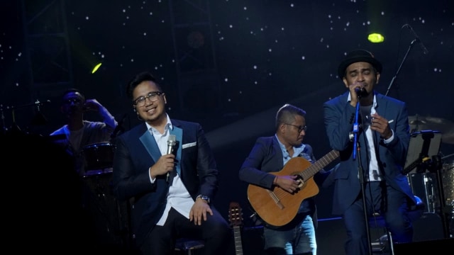 Glenn Fredly berduet dengan Adera saat Konser Harmonia Titik Balik di Balai Sarbini, Jakarta