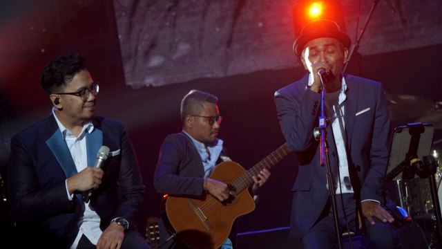 Glenn Fredly berduet dengan Adera saat Konser Harmonia Titik Balik di Balai Sarbini, Jakarta