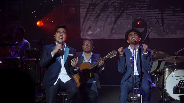 Glenn Fredly berduet dengan Adera saat Konser Harmonia Titik Balik di Balai Sarbini, Jakarta