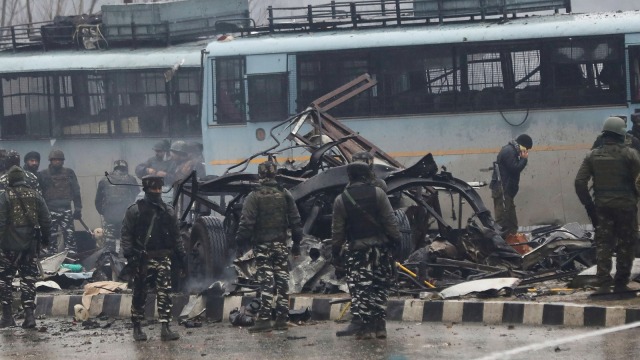 Tentara India berjaga di lokasi ledakan di Lethpora di distrik Pulwama, Kashmir selatan, India