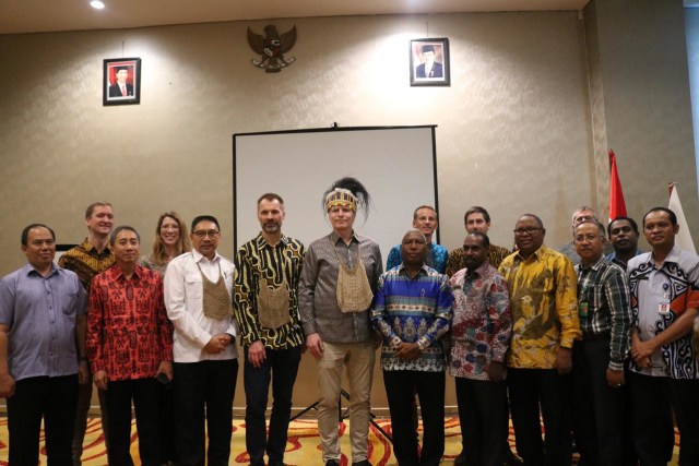 Foto bersama Gubernur Papua Barat Dominggus Mandacan bersama Menteri Iklim dan Lingkungan Norwegia Ola Elvestuen, DubesNorwegia untuk Indonesia Vegan Kaale, dan Dirjen Pengendalian Perubahan Iklim Kementerian Lingkungan Hidup dan Kehutanan, DR Ruandha Agung Sugardiman usai melakukan diskusi (14/2).Foto: Istimewa