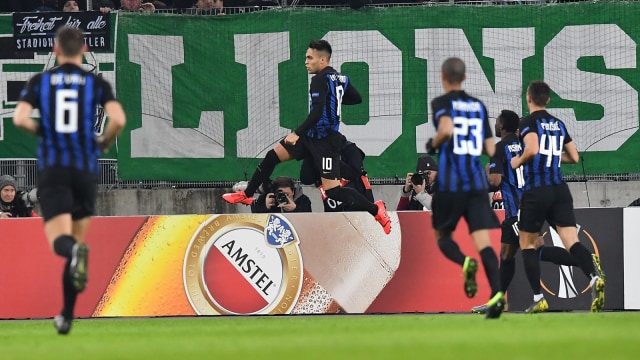 Lautaro Martinez (kedua dari kiri) merayakan gol Inter Milan saat menghadapi Rapid Wien. Foto: Joe Klamar/AFP