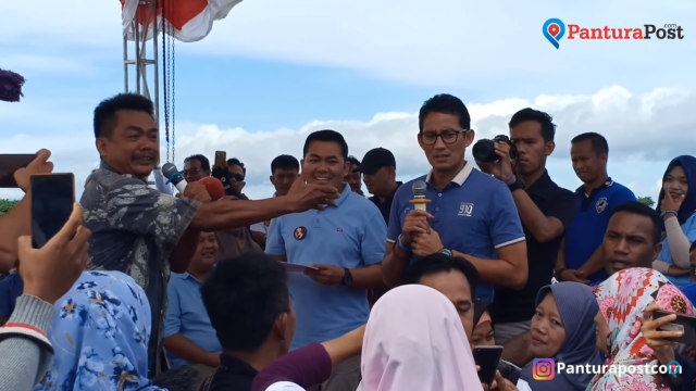 Muhammad Subkhan saat sedang bercerita kepada Calon Wakil Presiden nomor urut 2, Sandiaga Uno, di Brebes. Foto: panturapost