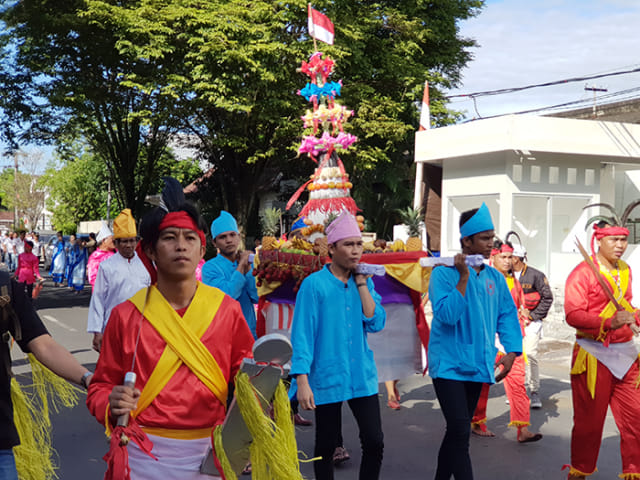 KUE TAMO: Kue adat Nusa Utara, Kue Tamo, diarak keliling Kota Manado. Kue ini melambangkan persatuan warga di daerah kepulauan di Sulawesi Utara, Sangihe, Talaud dan Siau Tagulandang Biaro