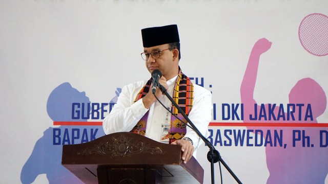 Gubernur DKI Jakarta, Anies Baswedan memberikan sambutan pada acara peresmian pembangunan gelanggang remaja Kecamatan Cilandak, Jakarta, Jumat (15/2). Foto: Iqbal Firdaus/kumparan