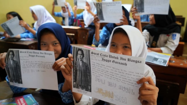 Siswa-siswi SMP Dewi Sartika, Jalan Kautamaan Istri, Bandung, menulis surat cinta untuk Inggit Garnasih. (Foto-foto: Agus Bebeng/Bandungkiwari)