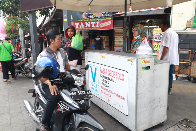 Pengunjung Pasar Gede Solo saat transit di Valet Parkir untuk menitipkan sepeda motornya di parkiran. (Foto Fernando Fitusia)