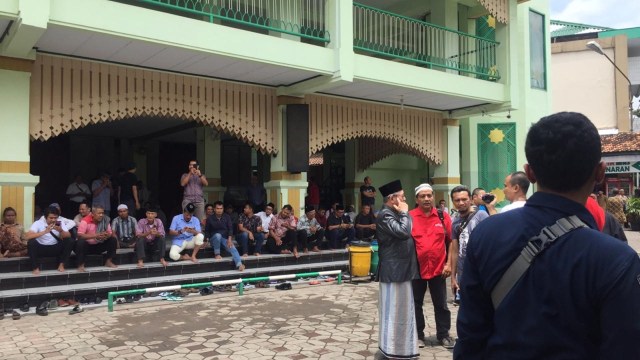 Suasana di depan Masjid Kauman Semarang jelang kedatangan Prabowo Subianto. Foto: Afiati Tsalitsati/kumparan