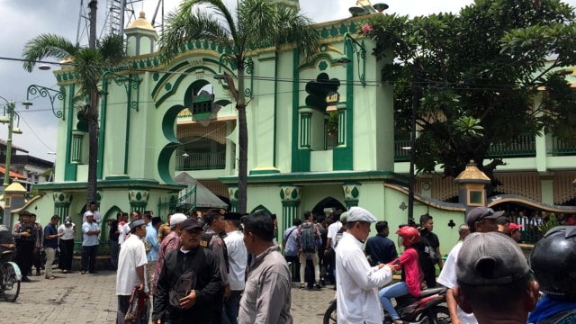 Suasana di depan Masjid Kauman Semarang jelang kedatangan Prabowo Subianto. Foto: Afiati Tsalitsati/kumparan