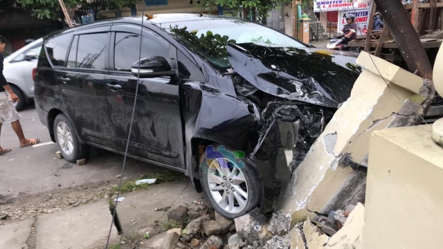 Mobil Toyota Kijang Innova nomor polisi R 8699 ZK, yang terlibat kecelakaan di jalan raya Bojonegoro - Cepu, turut wilayah Desa Panjunan Kecamatan Kalitidu Bojonegoro, Jumat (15/02/2019)