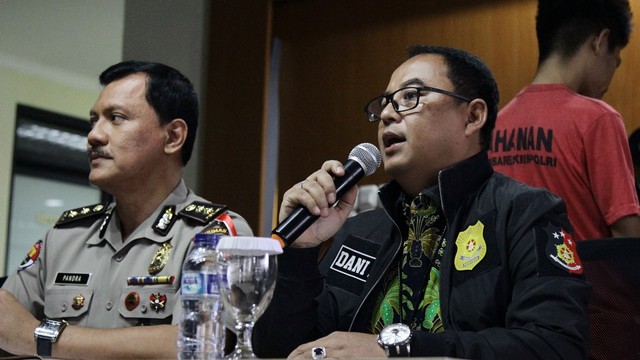 Kasubag Opinev bag Penum Di Humas Polri AKBP Zahwani Pandra Arsyad (kiri), Kasubdit 1 Siber Bareskrim Polri Kombes Pol Dani Kustoni saat rilis kasus pengungkapan Sextortion Online di Cideng, Jakarta Pusat, Jum'at (15/2). Foto: Helmi Afandi/kumparan