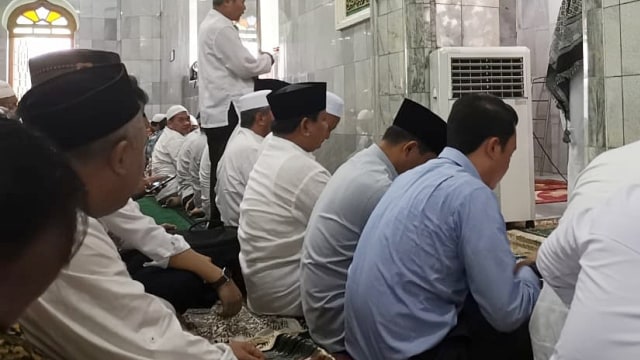 Prabowo Subianto (tengah) salat di Masjid Kauman, Semarang, Jumat (15/2). Foto: Dok. Istimewa