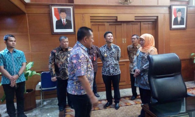 Gubernur dan Wakil Gubernur Jatim, Khofifah-Emil saat meninjau Kantor Gubernur di Jalan Pahlawan, Surabaya