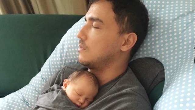 Hamish Daud dan anaknya.