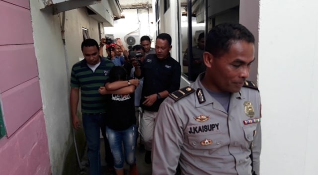 Anggota Kepolisian Polres Ambon meringkus pelaku penipuan arisan online di Ambon, Senin (21/1). (Foto: Istimewa)