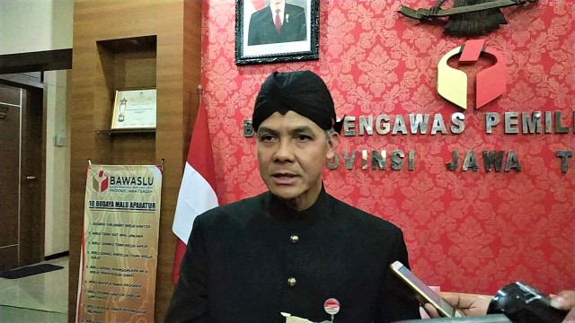 Gubernur Jawa Tegah, Ganjar Pranowo memberikan keterangan kepada pers saat diperiksa Bawaslu Jateng soal deklarasi dukungan Jokowi-Ma'aruf. Foto: Afiati Tsalitsati/kumparan