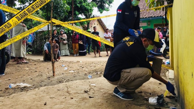 Tim Puslabfor Polri mengambil sampel di TKP ledakan granat, Bogor, Kamis (15/2). Foto: Muhammad Darisman/kumparan