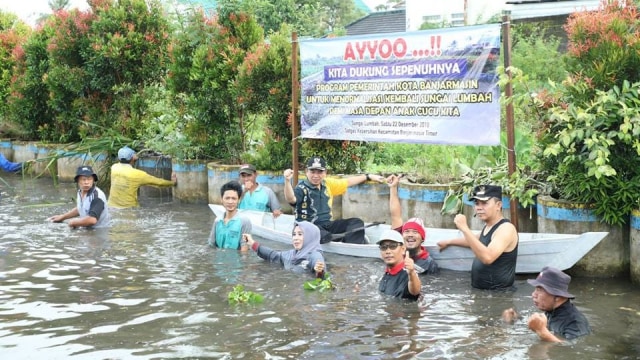 Wali Kota Banjarmasin Ibnu Sina bersama pasukan turbo membersihkan sungai. Foto: Humpro Setdako Banjarmasin