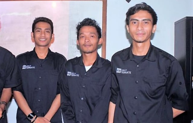 Dari kiri ke kanan: Muchammad Ridwan, Fayzal Muhammad, dan Abdul Djalil Djayali. Tiga sekawan Asal Maluku Utara yang menciptakan Codernate Linux. Foto: Doc Abdul Djalil Djayali