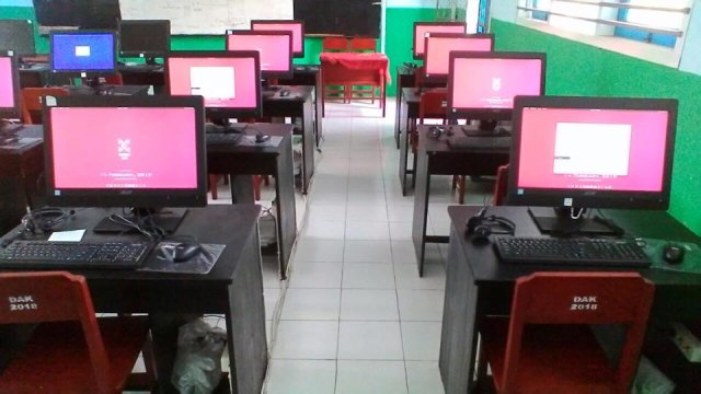 21 PC di SMP N 5 Ternate menggunakan Codernate Linux. Foto: Doc. Abdul Djalil Djayali