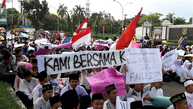 Massa Kiai dan Santri demo di depan kantor Pemkab Bogor terkait Fadli Zon yang dinilai menyerang Mbah Moen. Foto: Dok. Polres Bogor