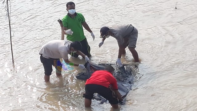 Petugas saat melakukan evakuasi mayat yang ditemukan mengapung di aliran Sungai Bengawan Solo, di Desa Kabalan Kecamatan Kanor Kabupaten Bojonegoro. Jumat (15/02/2019)