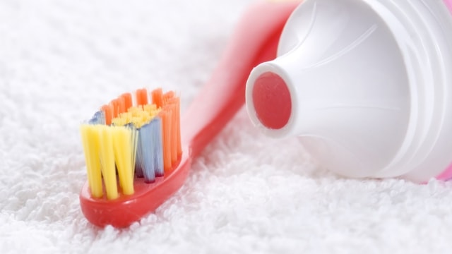 Sikat dan pasta gigi untuk anak. Foto: Shutterstock