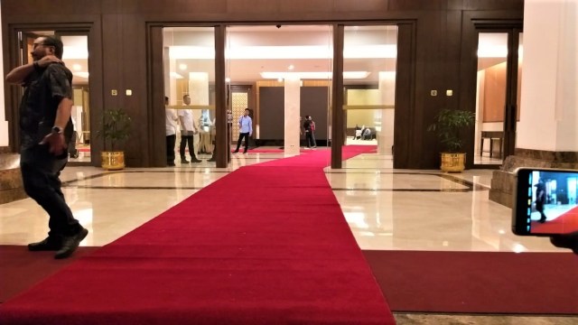 Karpet merah untuk calon presiden masuk ke dalam ruang debat di Hotel Sultan. Foto: Fadjar Hadi/kumparan