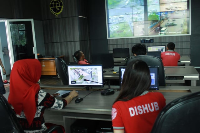 Staf Dishub Kota Bandar Lampung saat mengawasi kondisi lalu lintas di kantor ATCS | foto: Latifah Desti Lustikasari/lampunggeh.co.id
